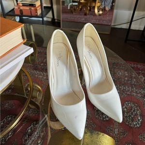 White vinyl glossy pointed toe heels